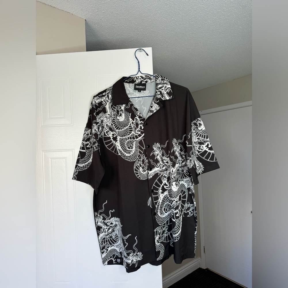 Wavy Oversized Button Shirt
Size S
Length 75 cm
Chest 120 cm
Shoulder 65 cm